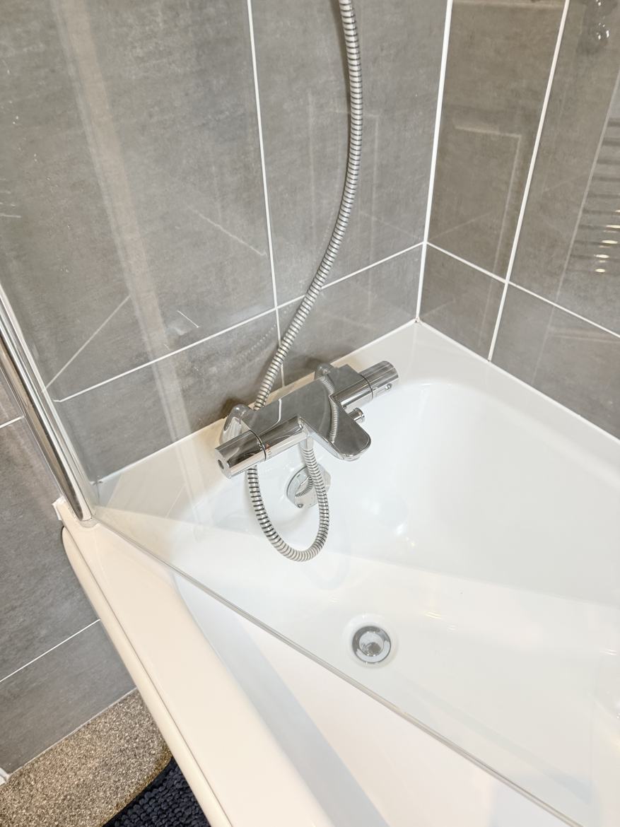 The same bath screen after professional cleaning by Cadence Clean