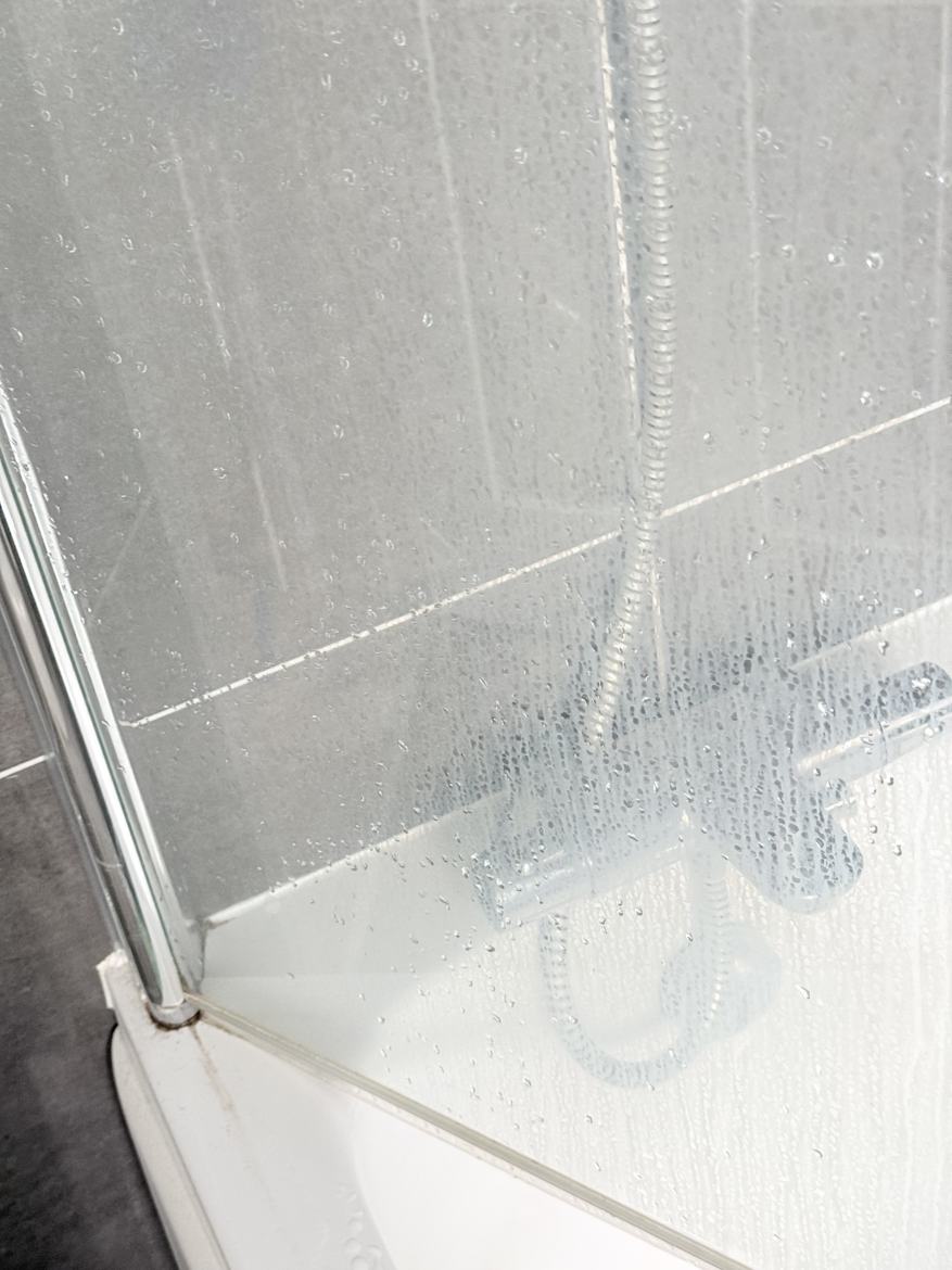 A bath screen before cleaning by Cadence Clean in Derby